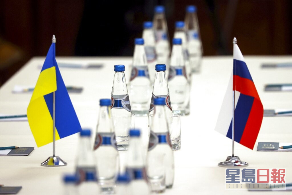 烏克蘭代表與俄羅斯官員會談。AP圖片