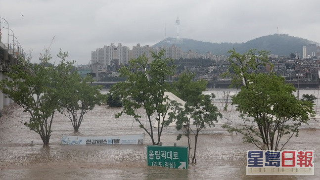 韩国暴雨成灾，首尔各处都有水浸。