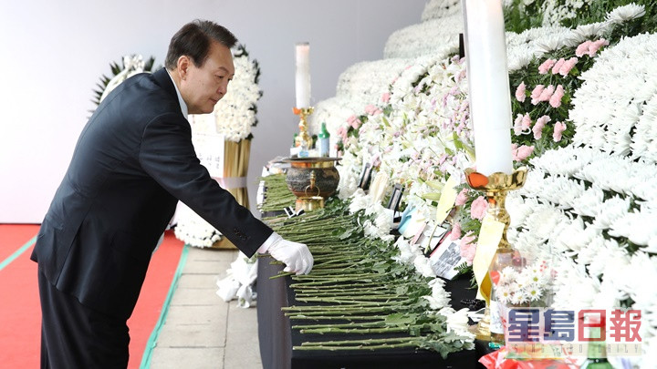 南韩总统尹锡悦再到吊唁处致意。路透社图片