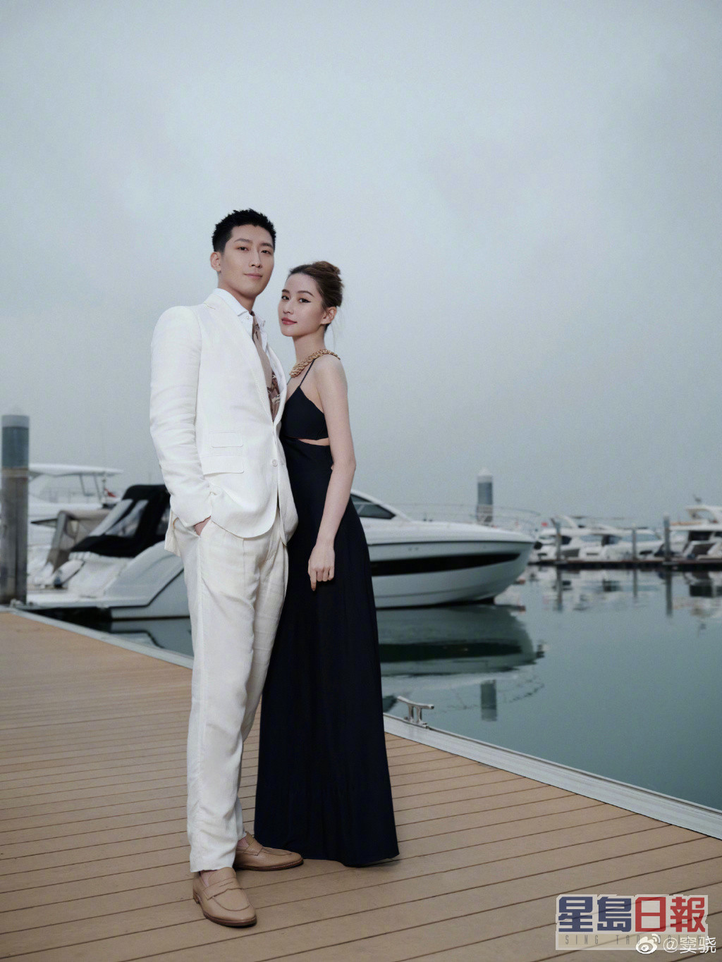何超莲与窦骁日前在深圳出席活动，俨如预演婚礼一样。