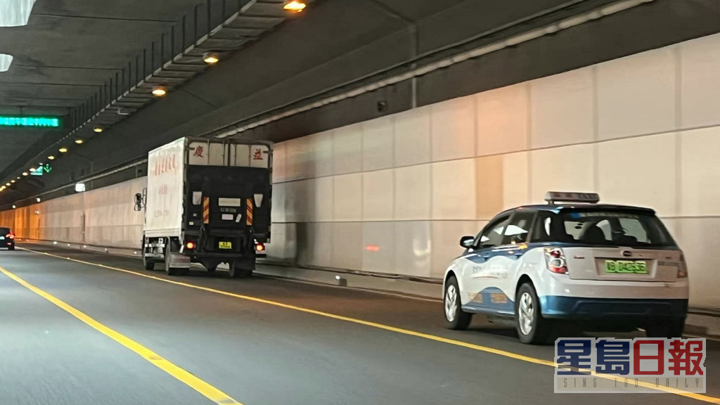 深圳派出的士车队沿途监控货车司机。网上图片