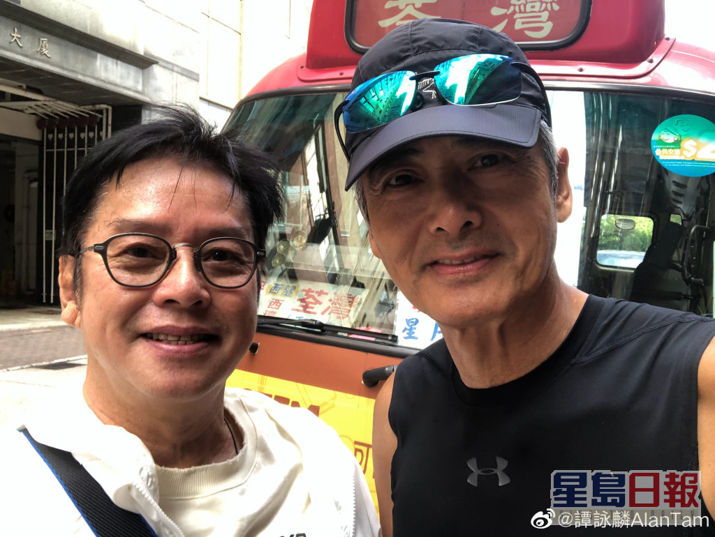 譚詠麟最近已經返回香港，日前還在街上偶遇好友周潤發。
