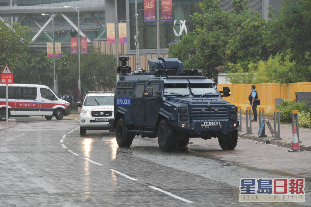警方的装甲车亦有随同习近平座驾前往科学园。