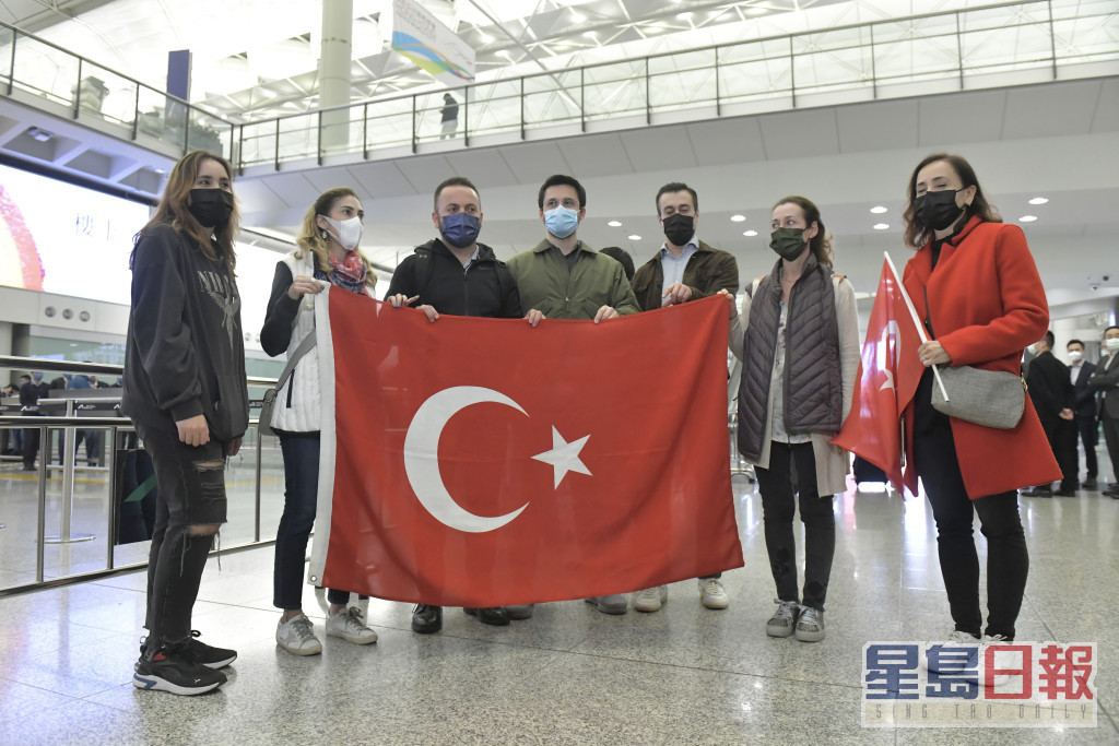 有居港土耳其人带同土耳其的国旗抵达机场，以答谢港队连日来的救援。