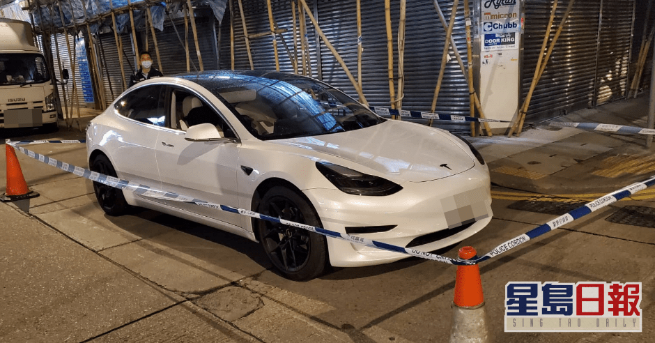 警员调查涉案Tesla电动车。