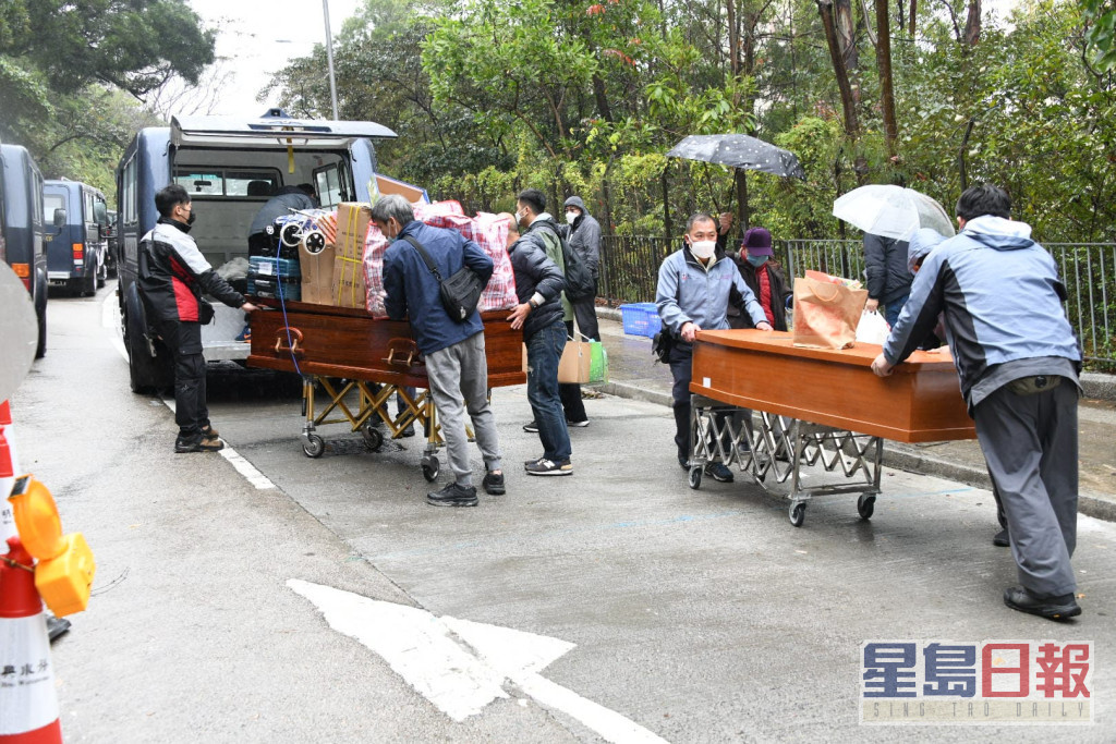 出殯靈柩需由工人徒步抬運，並再運上另一輛靈車到火葬場。