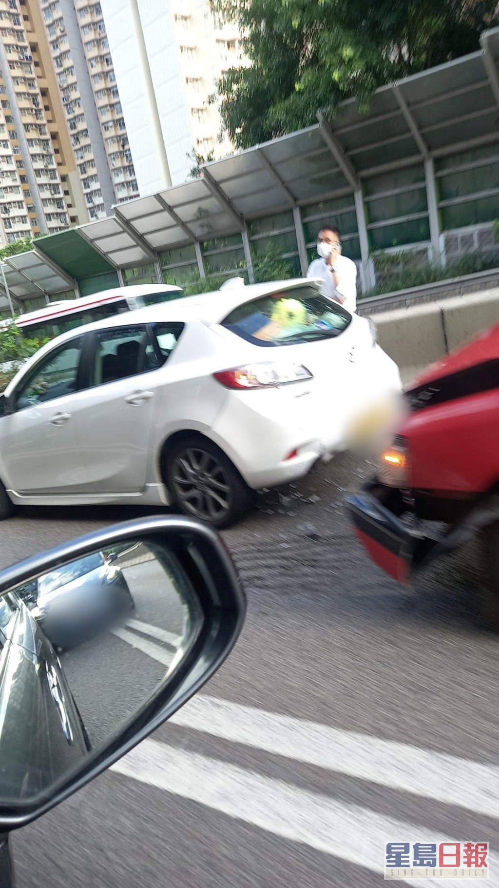 其中一辆私家车与的士相撞。图：香港突发事故报料区