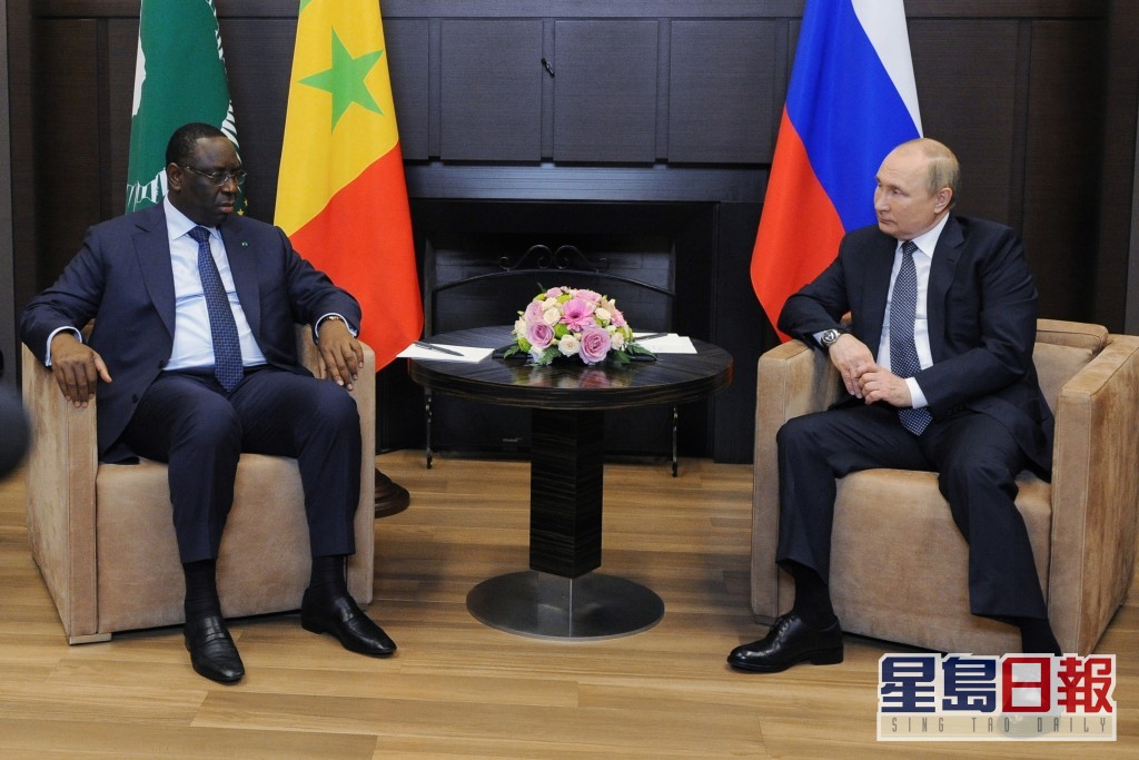 普京在索契與到訪的非洲聯盟主席薩爾會晤。AP