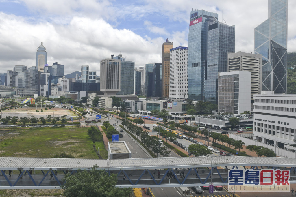 陳茂波料未來數季的經濟環境仍然嚴峻，認為跨境往還的便捷更是恢復經濟動力的核心所在。資料圖片