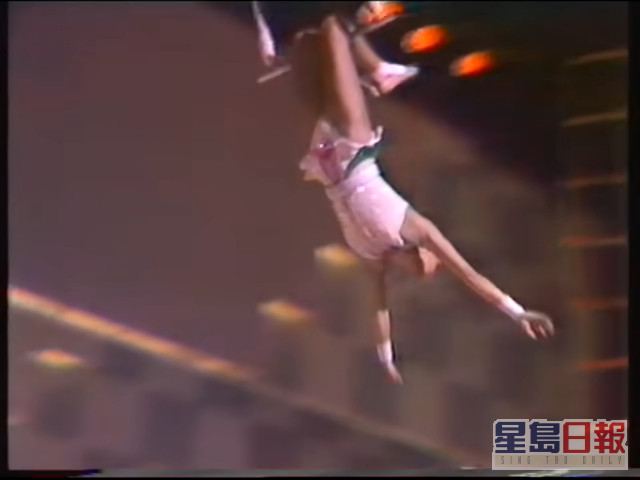 【1984年】張曼玉表演空中飛人，做出多個高難度動作，更凌空一字馬旋轉，司儀何守信都好佩服。