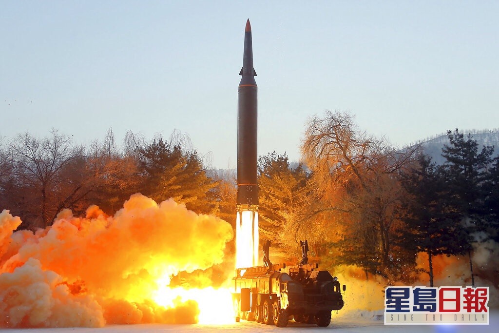北韩周日从平壤顺安一带，朝东海陆续发射8枚短程弹道导弹。美联社图片