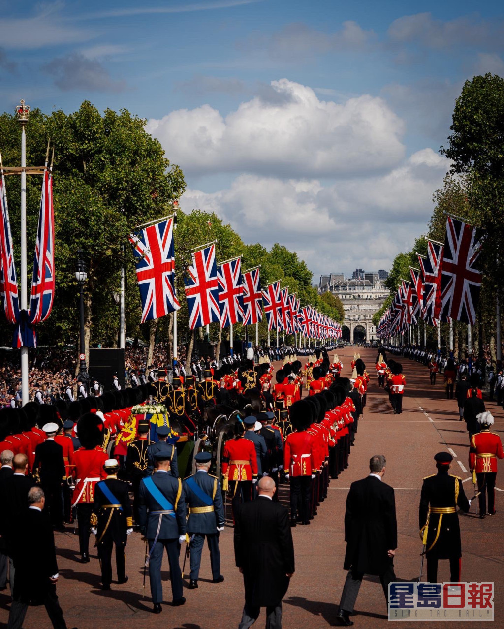 英女皇的灵柩已于本月14日下午由伦敦白金汉宫运抵西敏厅。