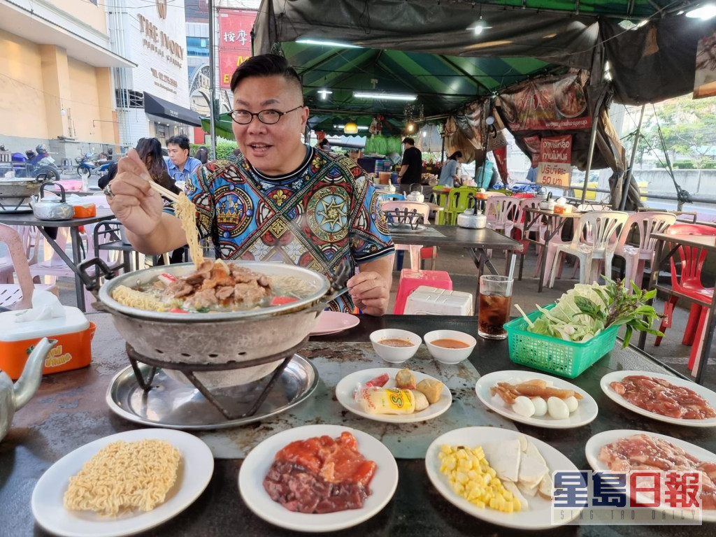 胡慧冲系「泰国通」，经常穿梭大街小巷介绍美食。
