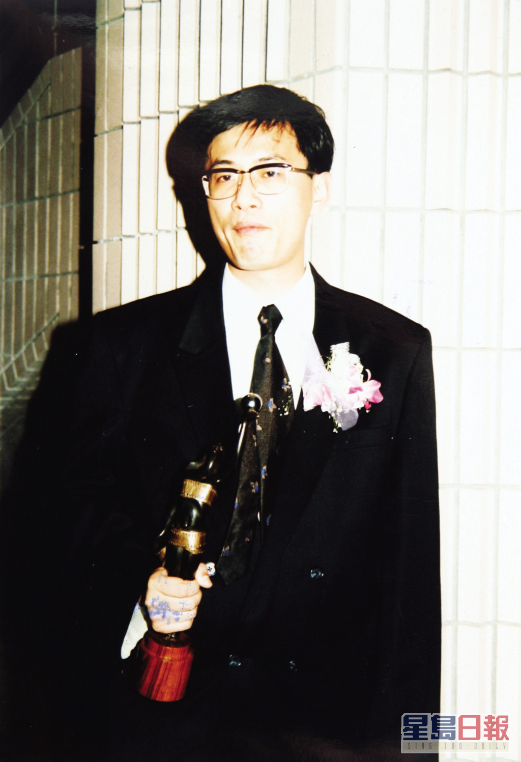 王家衛1989年憑《旺角卡門》首度獲得金像獎「最佳導演」，原來當時他仍未戴黑超出席頒獎禮！