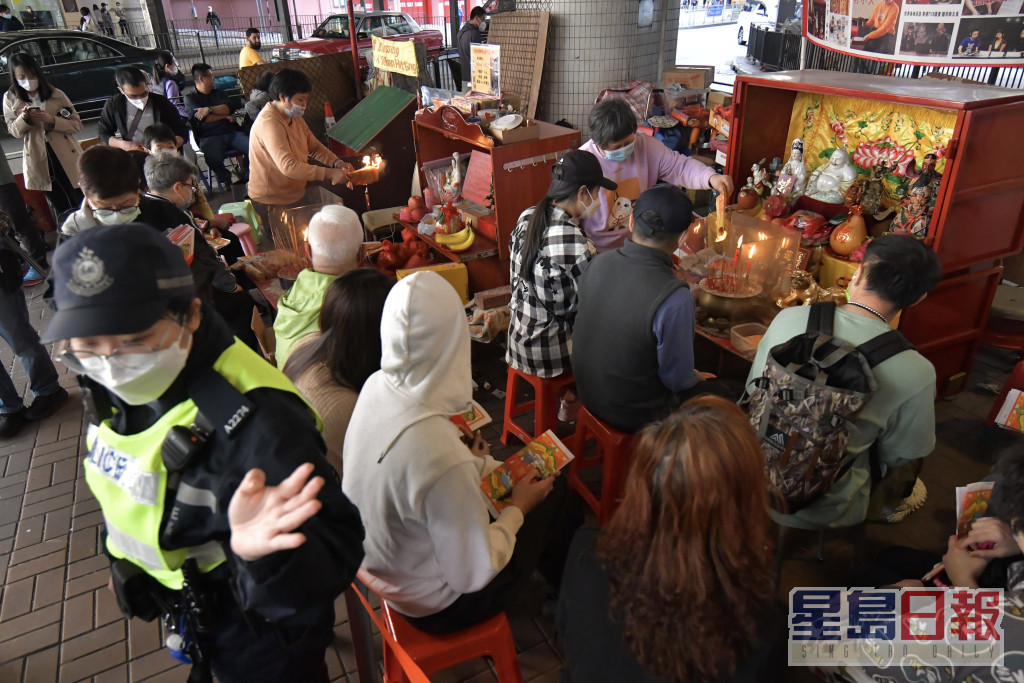 警員在場維持秩序。陳極彰攝