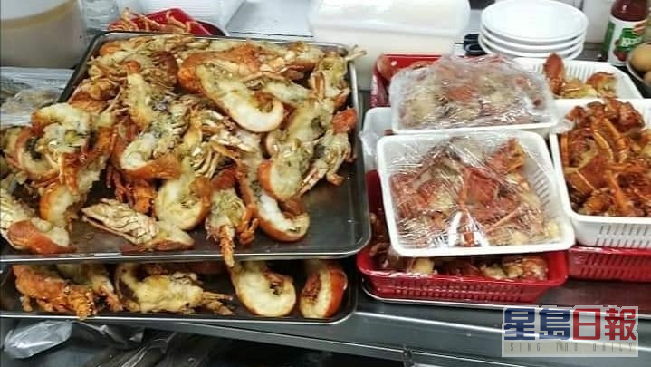 爆料网民称，酒楼下午会将龙虾预先炸熟，晚上翻煮，再在明天重用。FB图片