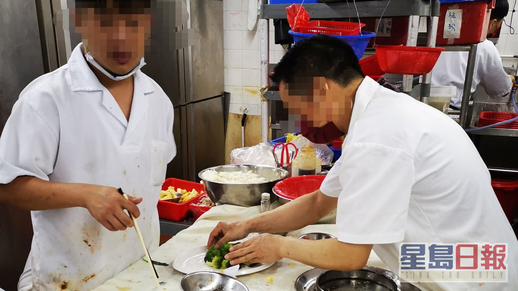 有員工拉下口罩，並徒手接觸奉客的食物。FB圖片