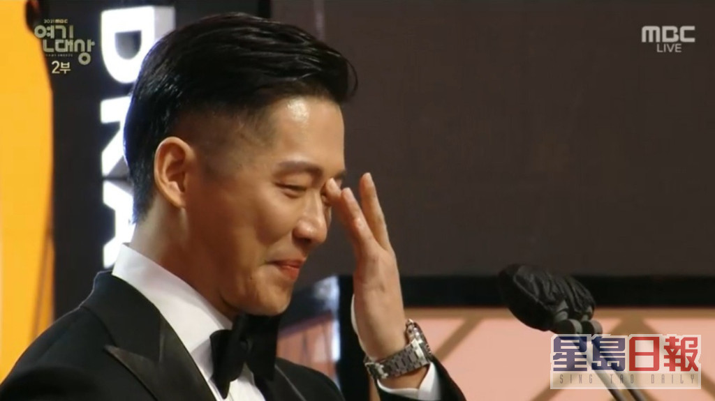 南宮珉領獎時一度激動落淚。