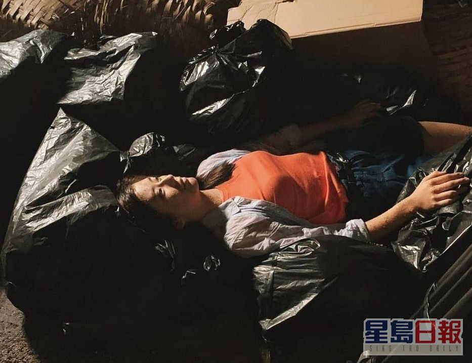 《降魔的2》陳嘉慧瞓垃圾堆演出。