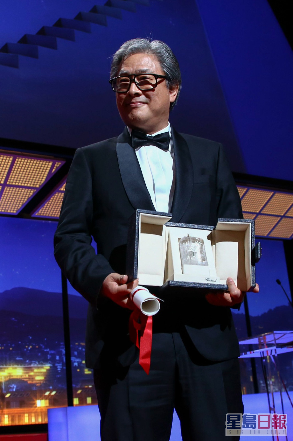朴贊郁憑《分手的決心》奪得最佳導演獎，第三度揚威康城。