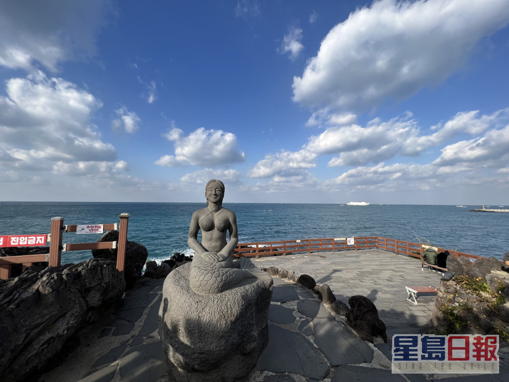 「龍頭巖」位於濟州市內北方海邊，龍潭洞海岸，是旅客必去的地方。