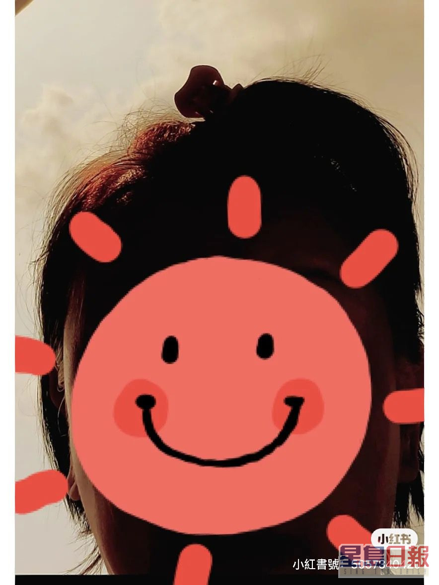 曾華倩又於Selfie加上巨型Emoji。