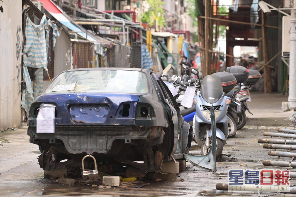 政府清理土瓜灣美光街後巷約30架的棄置車輛。卓永興FB圖片