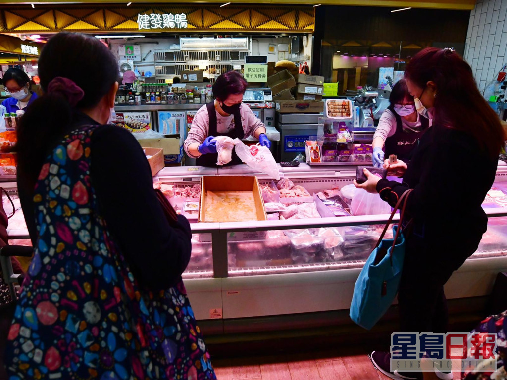 市民到街市買餸。