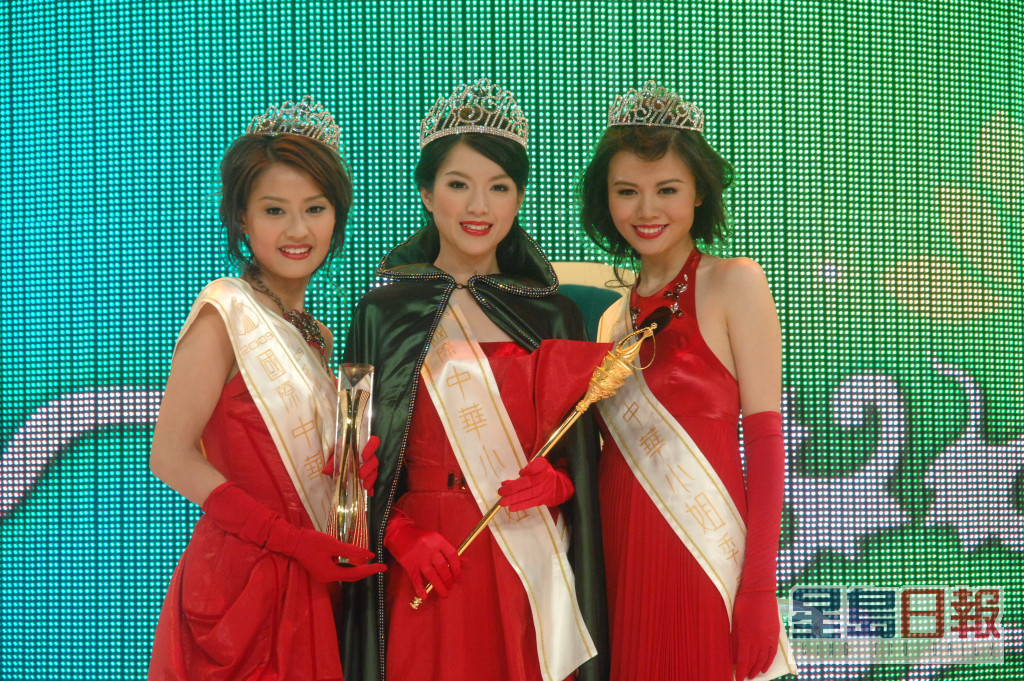 苟芸慧（中）是2009年國際中華小姐冠軍。