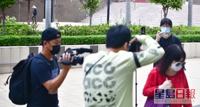 薛影仪单拖到场，被传媒包围拍照。