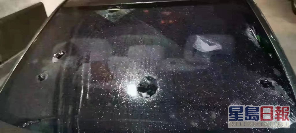 停泊在路边的汽车被砸碎挡风玻璃。互联网图片