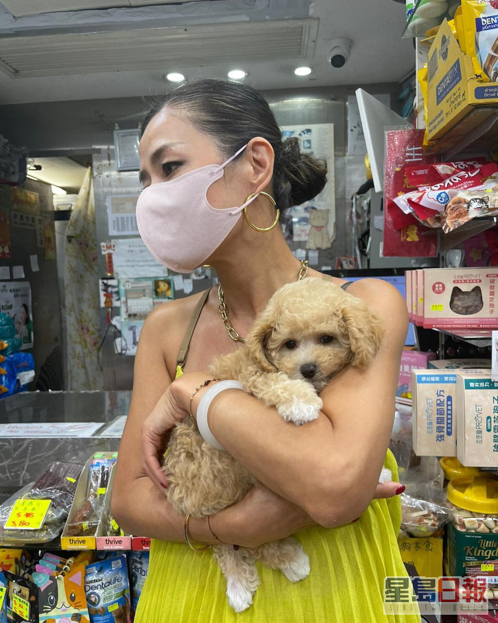 姜坤最近養了一個可愛的小狗。