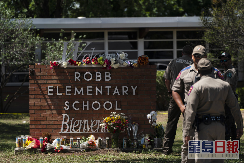 小學門外放置鮮花和蠟燭，悼念受害者。AP圖片