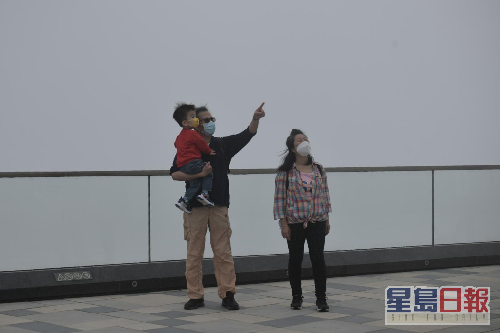 太平山顶游人观赏大雾。