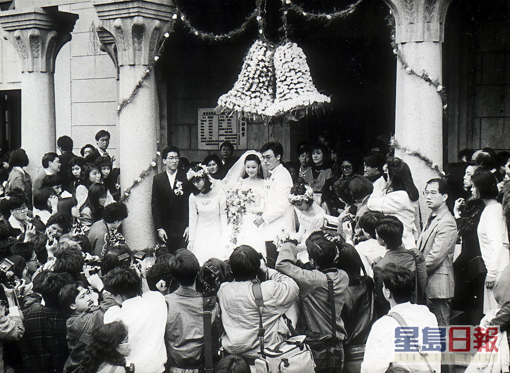 鍾鎮濤婚後因太太章小蕙每月花巨額買名牌服飾，加上住豪宅，令他負擔不輕。