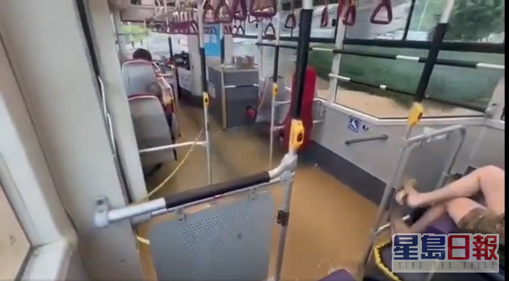 黃泥水湧入行駛中的巴士。澳門關注水浸討論區網民截圖