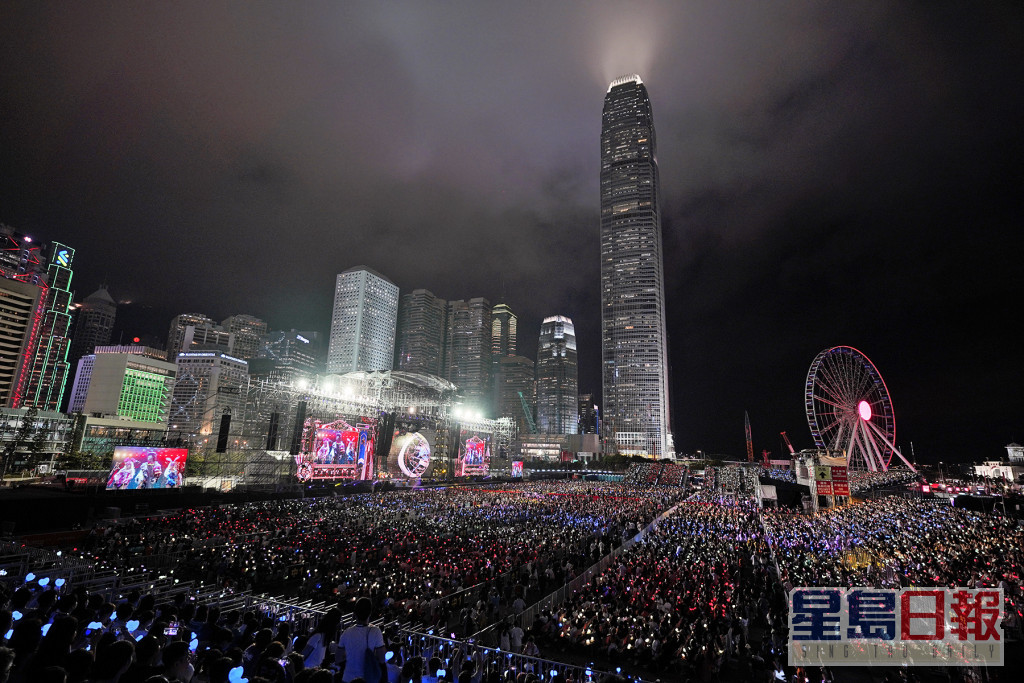 周杰倫在中環海濱舉行的7場《嘉年華世界巡迴演唱會2023香港站》昨晚（5日）開鑼，全場2萬名粉絲座無虛席。