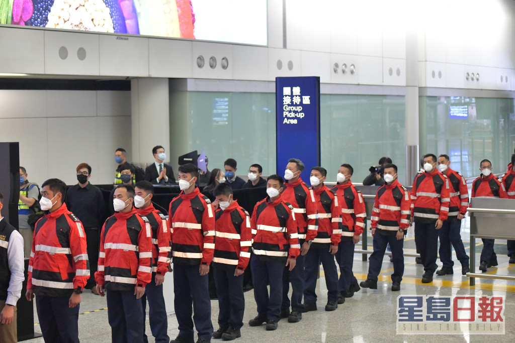 香港救援队员晚上抵达香港。陈极彰摄