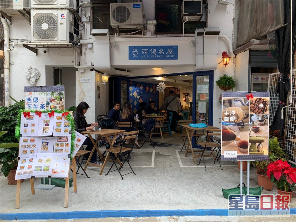 詹Sir喺17年同女友喺西贡旧墟开咗间500尺嘅Cafe，江若琳话久不久都会去帮衬。