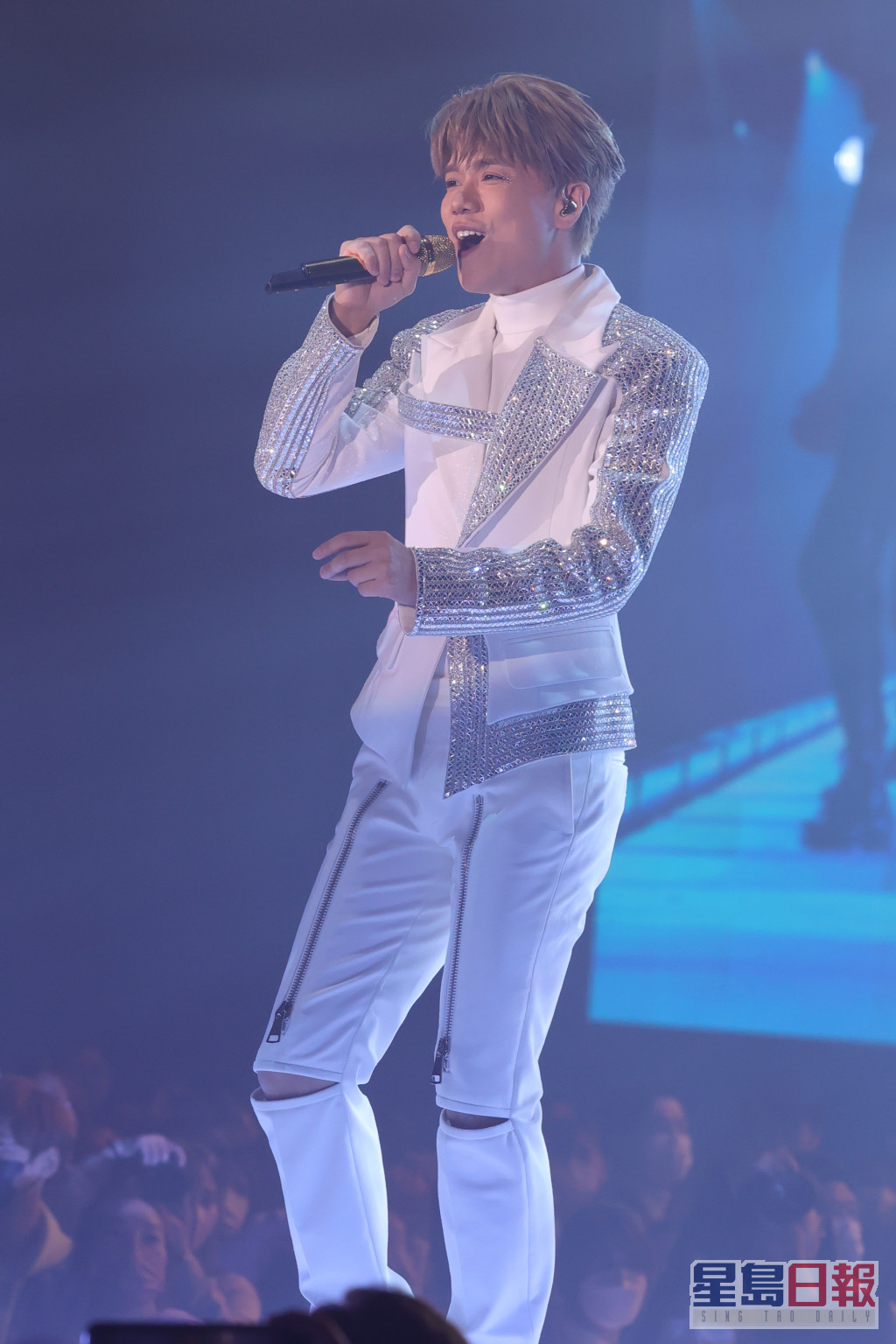 张敬轩轩仔穿银白色闪爆西装出场，献唱《Deadline》掀开序幕，全场歌迷随即报以欢呼声，在十多位舞蹈员伴舞下，他也随之舞动手脚。