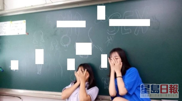 金佳兰与同学在黑板上画性器官的照片，亦被公开。