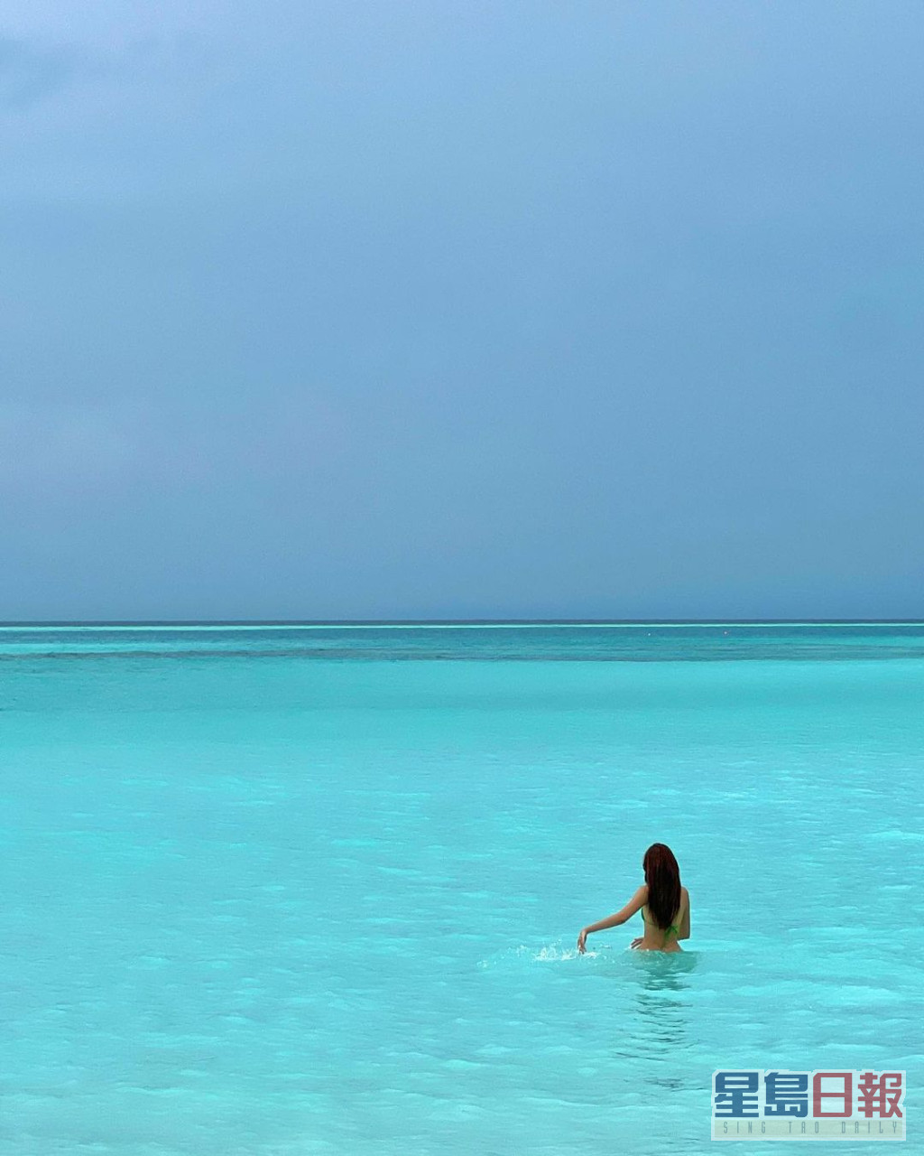 日前任晴佳都有分享过于马尔代夫拍的三点式泳照，不过就唔系好睇得清佢个人。