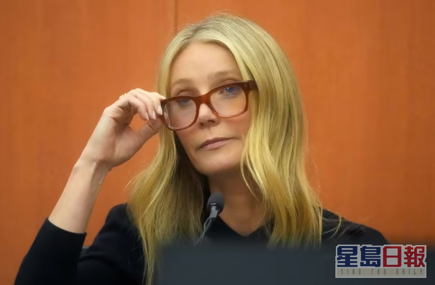 50岁的桂莉芙也要戴上眼镜来看呈堂证据。