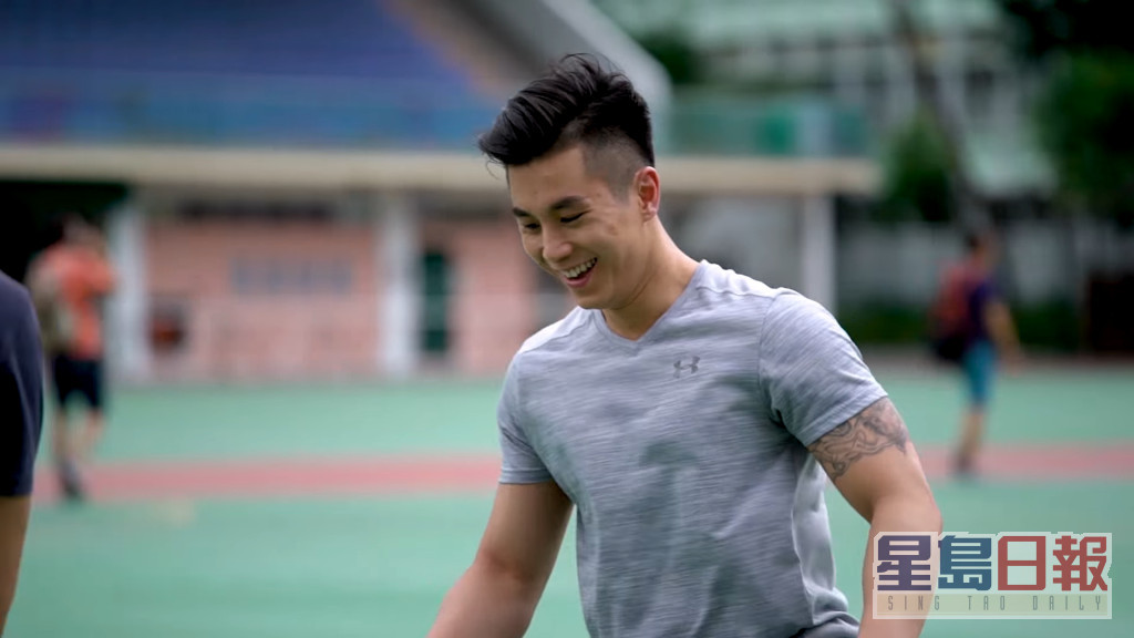 2017年郑仲轩已经成为健身教练。