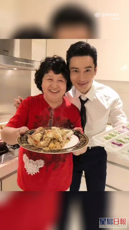 有网民发现黄妈妈手持的盘子，跟黄晓明绯闻女友叶珂上月分享的「家宴」盘子一模一样。