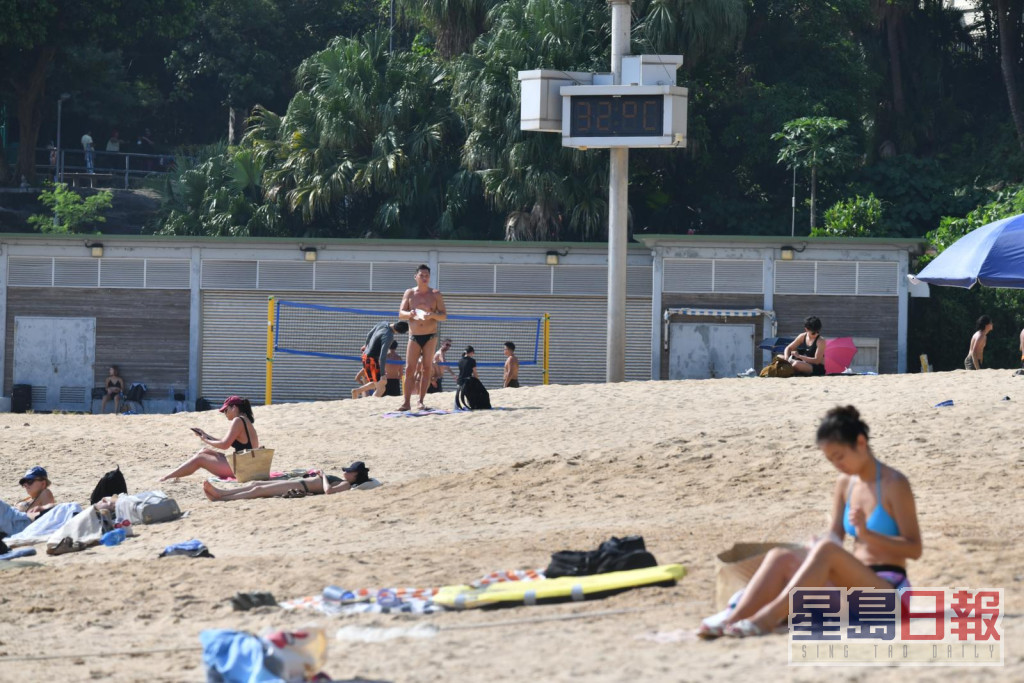 市民到沙滩进行日光浴。