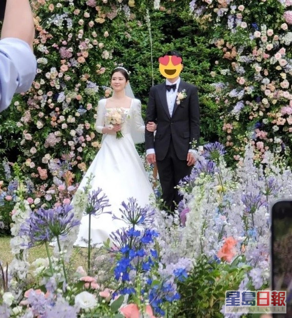 婚礼现场布置了各式鲜花，十分浪漫。