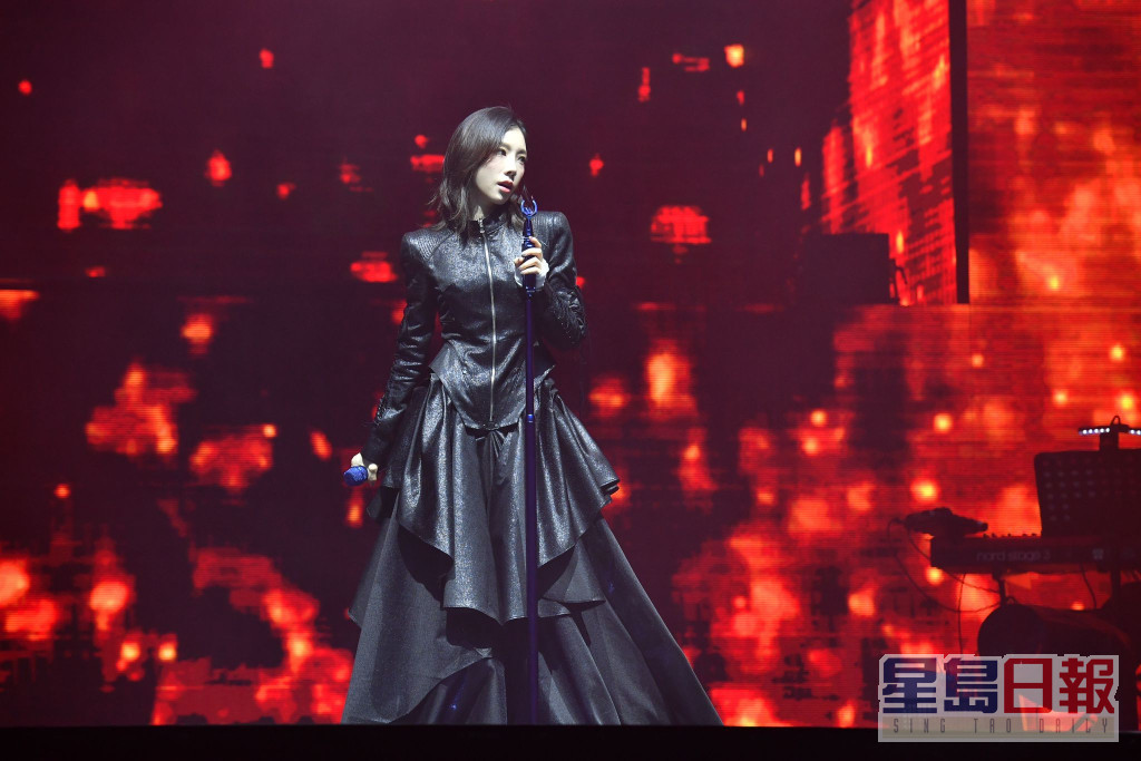 泰妍穿上黑色裙充满神秘感。