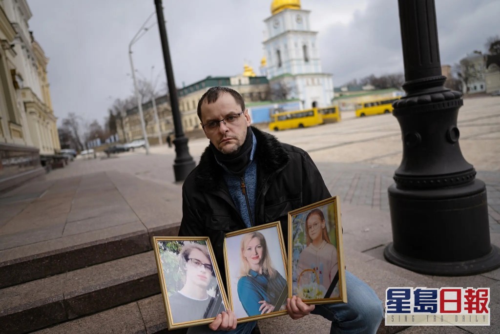 裴瑞贝尼斯抱着妻子及儿女的照片，双目无神，绝望万分。互联网图片