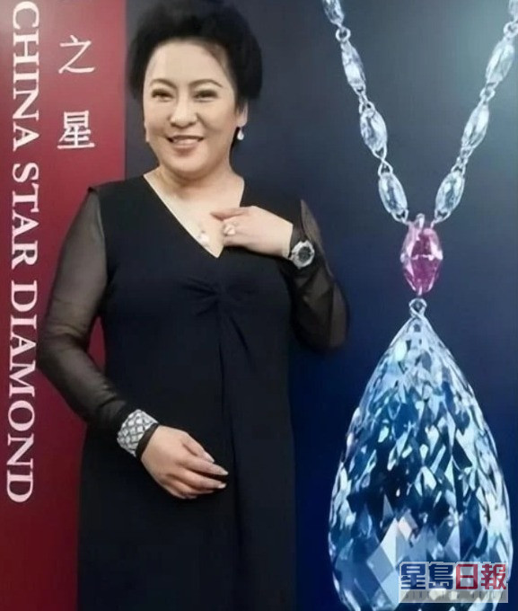 向太2013年在拍賣會上以8600萬港元買下的75卡巨鑽，是全球最大的水滴形鑽石。